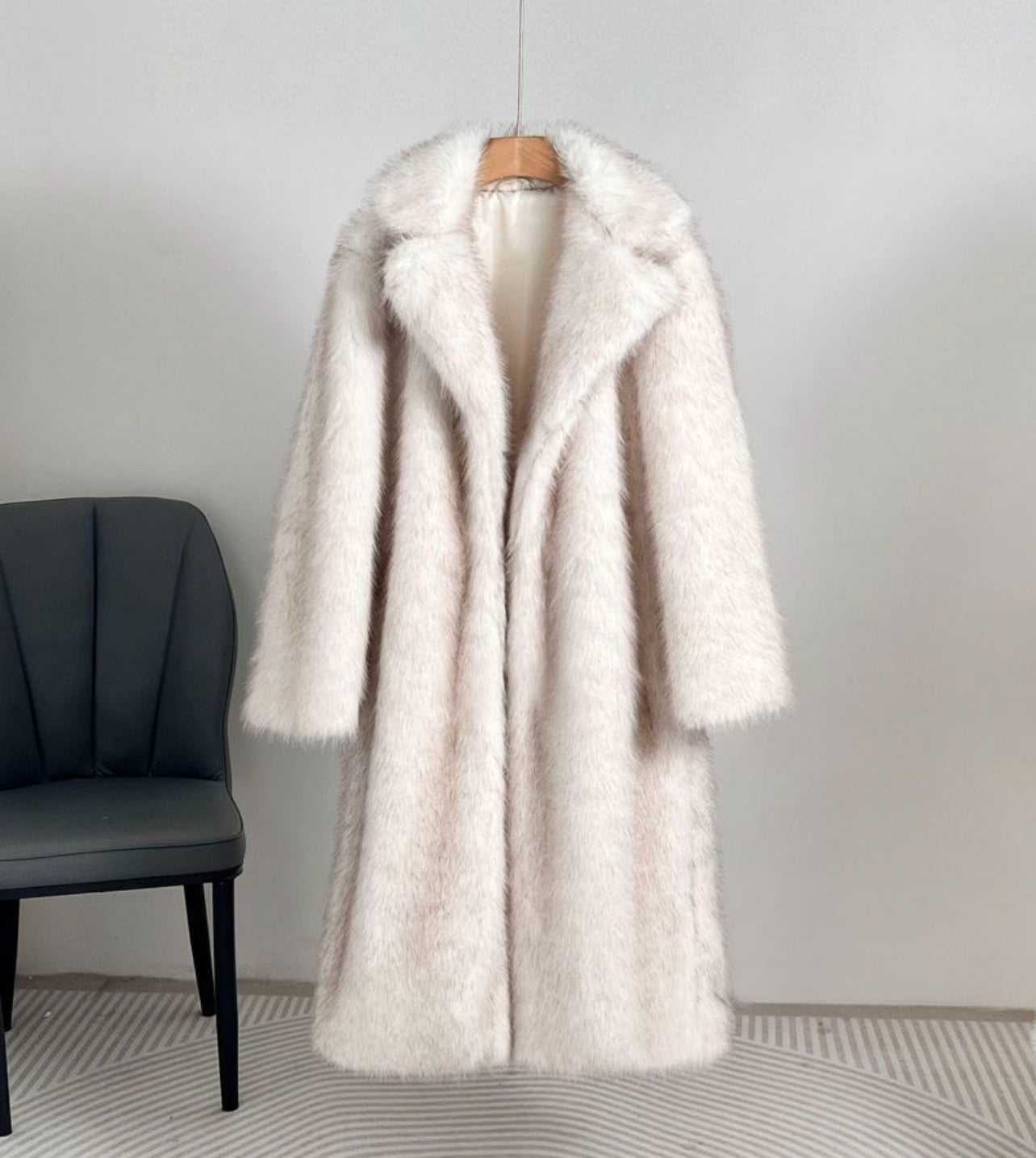 Luxuriöser langer Kunstfellmantel – Wärme und Eleganz für den Winter